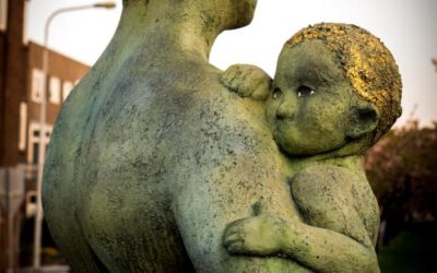 «Κι ένα τέταρτο μητέρας  αρκεί για δέκα ζωές, και πάλι κάτι θα περισσέψει.  Που να το ανακράξεις  σε στιγμή μεγάλου κινδύνου…»
